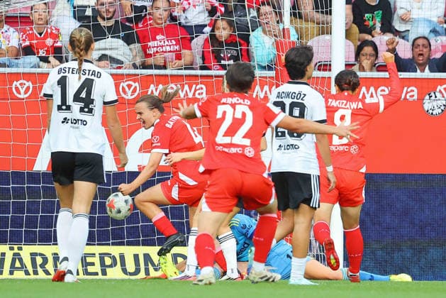 Mainz, Germany, September 18, 2026, Women’s Bundesliga 2026–2027, Matchday 5, 1: FSV Mainz 05 vs. Eintracht Frankfurt. Pictured: Goal scorer Kara Bathmann (FSV, second from left) takes advantage of the scramble and scores the 1–0 goal. DFL and DFB regulations prohibit any use of photographs as image sequences and or quasi-video. Bruchwegstadion, Rhineland-Palatinate Copyright: xFotostandx xRacochax