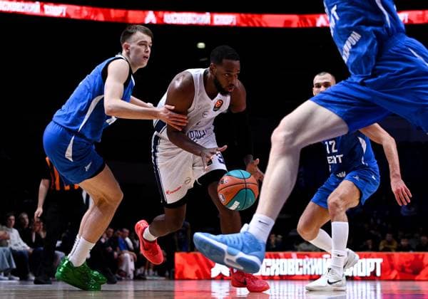 Russia Basketball United League Supercup Zenit - Anadolu Efes 9246060 18.09.2026 Anadolu s Jordan Loyd dribbles during the VTB United League SuperCup basketball match between Zenit St. Petersburg and Anadolu Efes Istanbul, in Moscow, Russia. Alexey Filippov Sputnik Moscow Russia  Copyright: xAlexeyxFilippovx