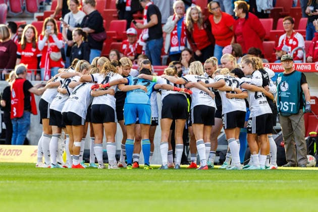 GPFBL, 1 FSV Mainz 05 vs. Eintracht Frankfurt, September 18, 2026, Mainz: The Frankfurt players form a circle to rally themselves for the Google Pixel Women’s Bundesliga match on Matchday 5 of the 2026–27 season between 1 FSV Mainz 05 and Eintracht Frankfurt at the MEWA Arena, Mainz, September 18, 2026 Copyright: xBEAUTIFULxSPORTS Hahnex