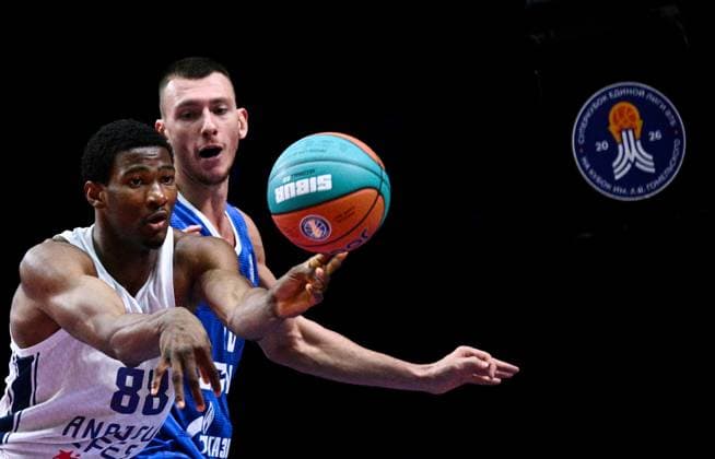 Russia Basketball United League Supercup Zenit - Anadolu Efes 9246071 18.09.2026 Anadolu s Kai Jones and Zenit s Andrey Martiuk in action during the VTB United League SuperCup basketball match between Zenit St. Petersburg and Anadolu Efes Istanbul, in Moscow, Russia. Alexey Filippov Sputnik Moscow Russia  Copyright: xAlexeyxFilippovx