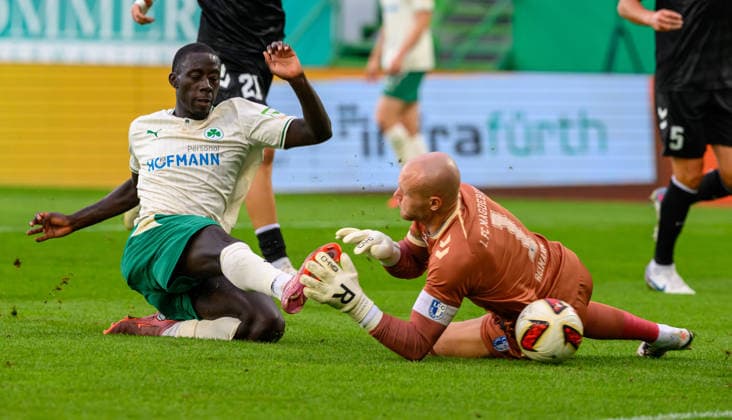 September 18, 2026 Soccer Season 2026–2027, Bundesliga 2, Matchday 6: SpVgg Greuther Fürth vs. Kleeblatt FC Magdeburg (FCM). Sports photo by Zink xwoxzix. DFL regulations prohibit any use of photographs as image sequences and or quasi-video For editorial use only. Omar Sillah, 42, of SpVgg Greuther Fürth scores a goal—a shot on goal—to tie the score 1–1 against Dominik Reimann, 1, of FC Magdeburg