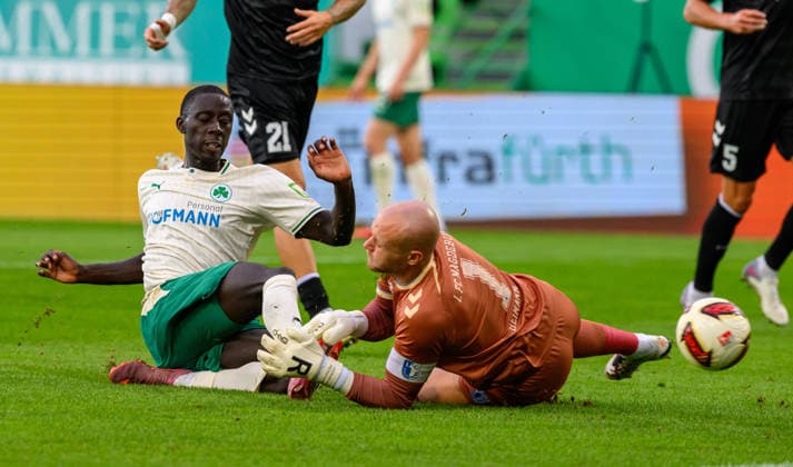 September 18, 2026 Soccer Season 2026–2027, Bundesliga 2, Matchday 6: SpVgg Greuther Fürth vs. Kleeblatt FC Magdeburg (FCM). Sports photo by Zink xwoxzix. DFL regulations prohibit any use of photographs as image sequences and or quasi-video For editorial use only. Omar Sillah, 42, of SpVgg Greuther Fürth scores a goal—a shot on goal—to tie the score 1–1 against Dominik Reimann, 1, of FC Magdeburg