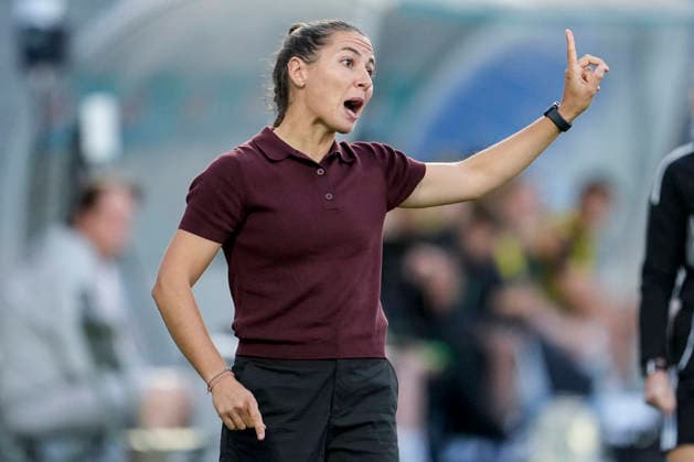 Eva Maria Virsinger, head coach and coach at TSG, gives instructions, gesturing with her arms; single frame, single photo, action, September 18, 2026, Sinsheim, Hoffenheim, Germany, soccer, Google Pixel Women’s Bundesliga, TSG 1899 Hoffenheim vs. VfL Wolfsburg, DFB and DFL regulations prohibit any use of photographs as image sequences and or quasi-video xozx