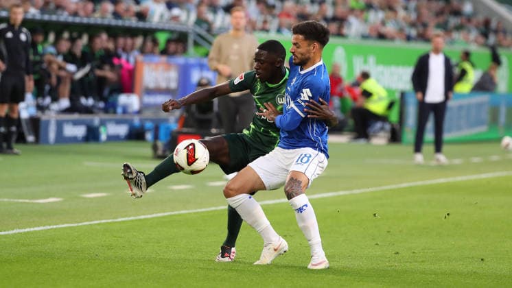 VfL vs. Darmstadt, 2. Bundesliga Wolfsburg, September 18, 2026, Soccer, Men s, 2. Bundesliga, 2026–2027 Season, VfL Wolfsburg vs. SV Darmstadt 98, Saël Kumbedi (VfL Wolfsburg), Raoul Petretta (SV Darmstadt 98). DFL and DFB regulations prohibit any use of photographs as image sequences and or quasi-video. Volkswagen Arena, Lower Saxony, Germany