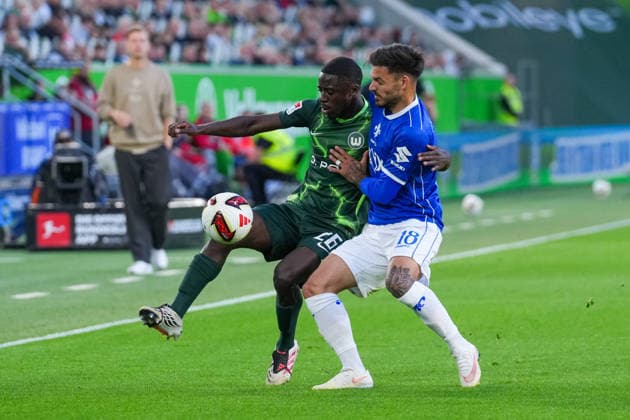 September 18, 2026, xydrx, Men s, Soccer, 2. Bundesliga, VfL Wolfsburg vs. SV Darmstadt 98, 2026–2027 season, Volkswagen Arena: Sael Kumbedi (VfL Wolfsburg) in a tackle against Raoul Petretta (SV Darmstadt 98), 26. DFB regulations prohibit any use of photographs as image sequences and or quasi-video. Copyright: HMBxMedia YannisxDreimann