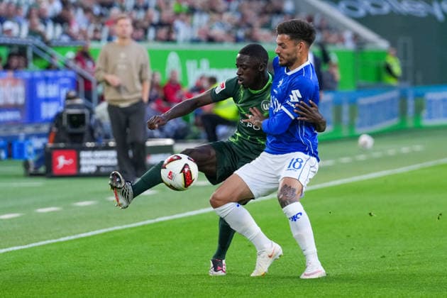 September 18, 2026, xydrx, Men s, Soccer, 2. Bundesliga, VfL Wolfsburg vs. SV Darmstadt 98, 2026–2027 season, Volkswagen Arena: Sael Kumbedi (VfL Wolfsburg) in a tackle against Raoul Petretta (SV Darmstadt 98), 26. DFB regulations prohibit any use of photographs as image sequences and or quasi-video. Copyright: HMBxMedia YannisxDreimann