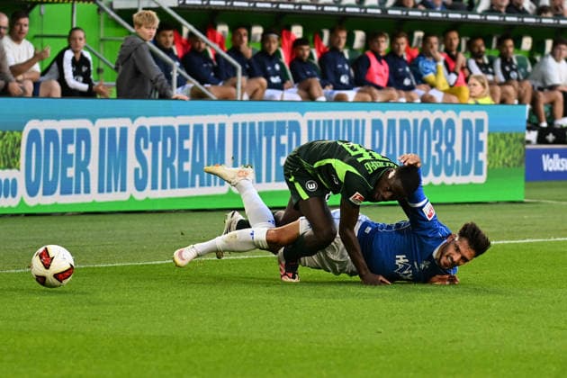 Men s I Women s I 2026–2027 Season I 2. Bundesliga I Matchday 6 I VfL Wolfsburg vs. SV Darmstadt 98 I September 18, 2026, Tackle: Sael Kumbedi 26, VfL Wolfsburg, Raoul Petretta 18, SV Darmstadt 98, Wolfsburg, Volkswagen Arena, Lower Saxony, Germany Copyright: xLobeca InesxHähnelx