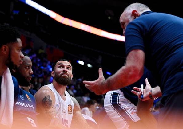 Russia Basketball United League Supercup Zenit - Anadolu Efes 9246108 18.09.2026 Anadolu s head coach Pablo Laso, right, talks to Mike James during the VTB United League SuperCup basketball match between Zenit St. Petersburg and Anadolu Efes Istanbul, in Moscow, Russia. Alexey Filippov Sputnik Moscow Russia  Copyright: xAlexeyxFilippovx