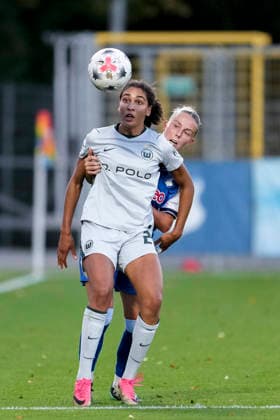 v li Cora Zicai Wolfsburg, 28, Laura Gloning TSG, 20, tackle, game scene, duel, tackle, tackling, dynamism, action, 18 09 2026, Sinsheim, Hoffenheim, Germany, soccer, Google Pixel Women’s Bundesliga, TSG 1899 Hoffenheim vs. VfL Wolfsburg, DFB and DFL regulations prohibit any use of photographs as image sequences and or quasi-video xozx