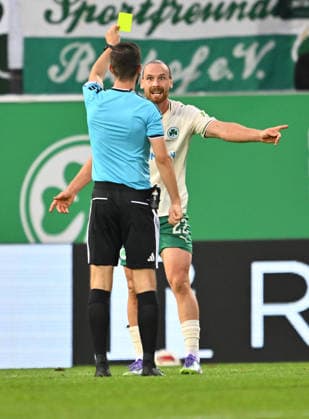 September 18, 2026 Soccer Season 2026–2027, Bundesliga 2, Matchday 6: SpVgg Greuther Fürth vs. Kleeblatt FC Magdeburg, FCM Sports Photo by Zink xwoxzix. DFL regulations prohibit any use of photographs as image sequences and or quasi-video For editorial use only. Christian Ballweg: The referee shows Jannis Heuer (No. 22, SpVgg Greuther Fürth) a yellow card. Yellow