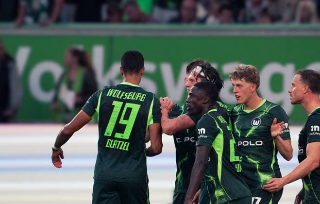 Germany Soccer 2. Bundesliga 2026–2027, Matchday 6: VfL Wolfsburg vs. SV Darmstadt 98 at Volkswagen Arena, Wolfsburg—Goal and goal celebration by Robert Glatzel of VfL Wolfsburg, 19 Fabian Reese (VfL Wolfsburg), 11 Joakim Maehle (VfL Wolfsburg), 21 Elvis Rexhbecaj (VfL Wolfsburg), 37 Copyright: xAymanxAlahmedx