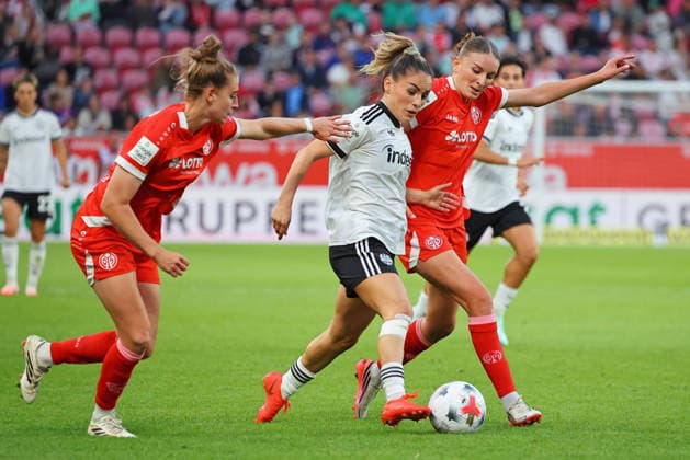 Mainz, Germany, September 18, 2026, Women s Bundesliga 1, 2026–2027, Matchday 5: 1. FSV Mainz 05 vs. Eintracht Frankfurt. Pictured from left, battling for the ball: Saskia Matheis (FSV), Ereleta Memeti (Frankfurt), and Gentiana Fetaj (FSV). DFL and DFB regulations prohibit any use of photographs as image sequences and or quasi-video. Bruchwegstadion, Rhineland-Palatinate Copyright: xFotostandx xRacochax