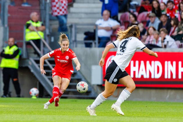 GPFBL, 1 FSV Mainz 05 vs. Eintracht Frankfurt, September 18, 2026, Mainz: Saskia Matheis of 1 FSV Mainz 05, No. 19, kicks the ball forward during the Google Pixel Women s Bundesliga match on Matchday 5 of the 2026–27 season between 1 FSV Mainz 05 and Eintracht Frankfurt at the MEWA Arena, Mainz, September 18, 2026 Copyright: xBEAUTIFULxSPORTS Hahnex