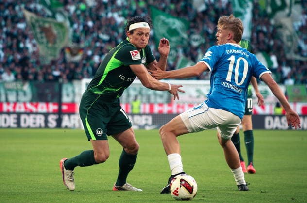 German Soccer 2. Bundesliga 2026–2027, Matchday 6: VfL Wolfsburg vs. SV Darmstadt 98 at Volkswagen Arena in Wolfsburg. Fabian Reese (VfL Wolfsburg, No. 11) and Nicolas Verkooijen (SV Darmstadt 98, No. 10) in action. Copyright: xAymanxAlahmedx
