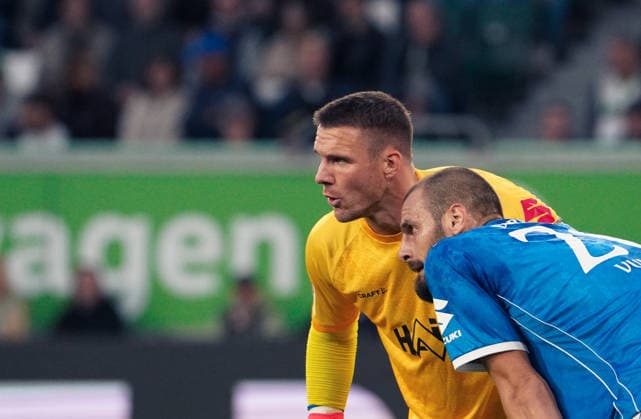 Germany Soccer 2. Bundesliga 2026–2027, Matchday 6: VfL Wolfsburg vs. SV Darmstadt 98 at Volkswagen Arena, Wolfsburg—gestures, body language, emotion—Marcel Schuhen (SV Darmstadt 98), 1 Aleksandar Vukotic (SV Darmstadt 98), 20 Copyright: xAymanxAlahmedx