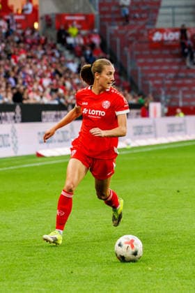 GPFBL, 1 FSV Mainz 05 vs. Eintracht Frankfurt, September 18, 2026, Mainz Mattson Strickler of 1 FSV Mainz 05, No. 13, carries the ball down the wing during the Google Pixel Women’s Bundesliga match on Matchday 5 of the 2026–27 season between 1 FSV Mainz 05 and Eintracht Frankfurt at the MEWA Arena, Mainz, September 18, 2026 Copyright: xBEAUTIFULxSPORTS Hahnex