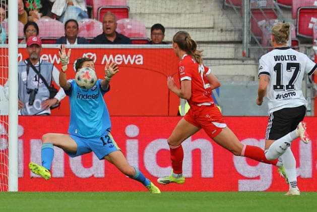 Mainz, Germany, September 18, 2026, Women’s Bundesliga 2026–2027, Matchday 5: 1. FSV Mainz 05 vs. Eintracht Frankfurt. Pictured from left: Frankfurt goalkeeper Lina Altenburg makes a save against Mattson Strickler of FSV. DFL and DFB regulations prohibit any use of photographs as image sequences and or quasi-video. Bruchwegstadion, Rhineland-Palatinate Copyright: xFotostandx xRacochax