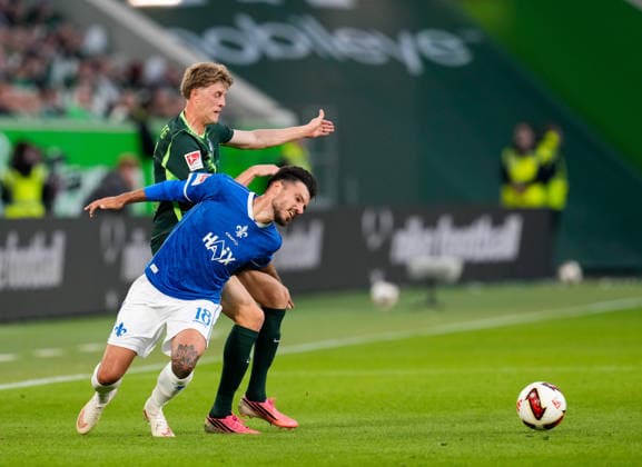Alexander Bernhardsson, VfL Wolfsburg, 17, in a tackle with Raoul Petretta, SV Darmstadt 98, 18, GER, VfL Wolfsburg vs. SV Darmstadt 98, 2. Bundesliga, Matchday 6, 2026–27 season, Volkswagen Arena, Wolfsburg, September 18, 2026. DFL regulations prohibit any use of photographs as image sequences and or quasi-video. VfL Wolfsburg vs. SV Darmstadt 98, 2. Bundesliga, Matchday 6, 2026–27 season, September 18, 2026, Wolfsburg Copyright: xEibner-Pressefoto ScottxColemanx EP_SCN