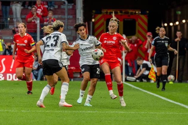 Game action, tackle, from left: Dilara Acikgoez (Eintracht Frankfurt), 29, Chiara Bouziane (1 FSV Mainz 05), 10, GER, 1 FSV Mainz 05 vs. Eintracht Frankfurt, soccer, Google Pixel Women’s Bundesliga, Matchday 5, 2026–2027 season, September 18, 2026, DFB regulations prohibit any use of photographs as image sequences and or quasi-video, GER, 1 FSV Mainz 05 vs. Eintracht Frankfurt, Soccer, Google Pixel Women’s Bundesliga, Matchday 5, 2026–2027 Season, September 18, 2026, Mainz Copyright: xEibner-Pressefoto J-NxGroemlingx EP_JGG