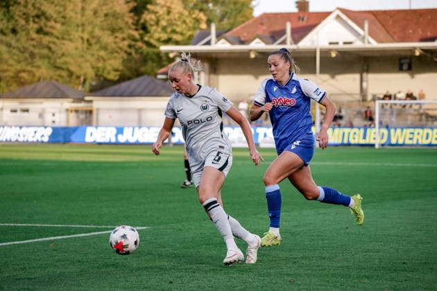 Germany Soccer Season 2026–2027, Google Pixel Women s Bundesliga, Matchday 5, TSG 1899 Hoffenheim vs. VfL Wolfsburg, Dietmar Hopp Stadium, Hoffenheim; Ella Peddemors (VfL Wolfsburg) has the ball, in possession, in a tackle with Lisann Kaut (TSG Hoffenheim); 4 players from Hoffenheim at the Dietmar Hopp Stadium, Germany Copyright: xBennetxLongx