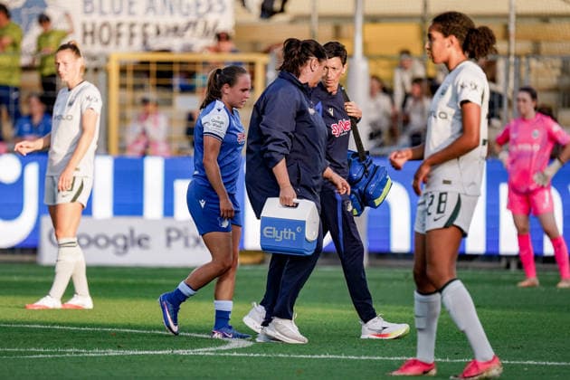 Germany Soccer Season 2026–2027, Google Pixel Women s Bundesliga, Matchday 5, TSG 1899 Hoffenheim vs. VfL Wolfsburg, Dietmar Hopp Stadium, Hoffenheim, Marie Steiner, TSG Hoffenheim, 9, after an injury with doctors, facial expressions, emotion, Hoffenheim, Dietmar Hopp Stadium, Germany Copyright: xBennetxLongx