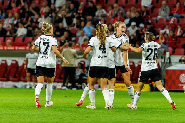 GPFBL, 1 FSV Mainz 05 vs. Eintracht Frankfurt, September 18, 2026, Mainz celebrates Nina Lührßen s 2–2 equalizer against Eintracht Frankfurt, 11 in the Google Pixel Women s Bundesliga match on Matchday 5 of the 2026–27 season between 1 FSV Mainz 05 and Eintracht Frankfurt at the MEWA Arena, Mainz, September 18, 2026 Copyright: xBEAUTIFULxSPORTS Hahnex