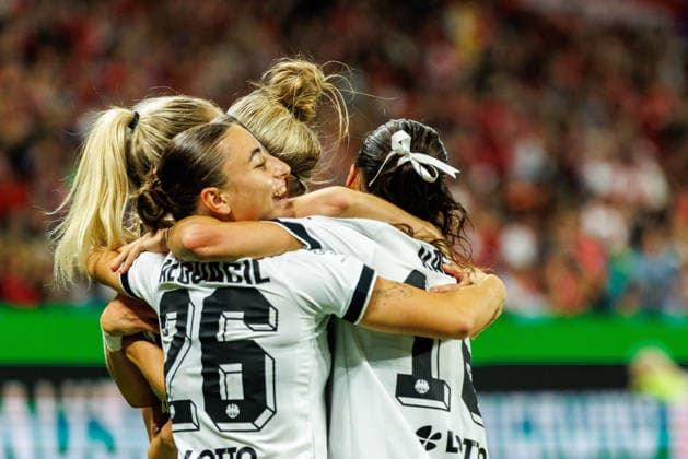GPFBL, 1 FSV Mainz 05 vs. Eintracht Frankfurt, September 18, 2026, Mainz celebrates Rebecka Blomqvist’s goal to make it 2–3 against Eintracht Frankfurt, the 28th match of the Google Pixel Women’s Bundesliga on Matchday 5 of the 2026–27 season between 1 FSV Mainz 05 and Eintracht Frankfurt at the MEWA Arena, Mainz, September 18, 2026 Copyright: xBEAUTIFULxSPORTS Hahnex