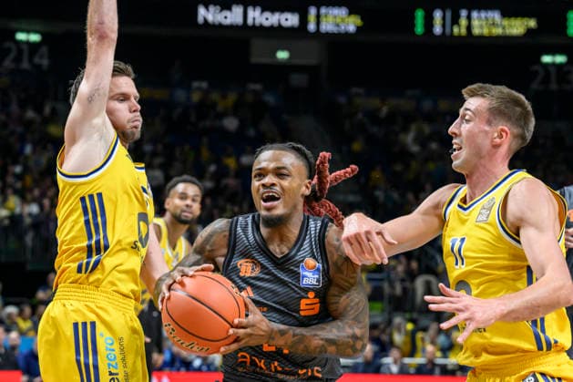 In the photo, from left: Martin Hermannsson (ALBA, 15) and Cobe Williams (NINERS Chemnitz, 24) on the offensive; Joe Wieskamp (ALBA, 11) in a one-on-one battle; action; fighting for the ball; GER, Berlin, basketball, Alba Berlin and the Niners Chemnitz, BBL opener, season opener, at the UBER Arena, September 18, 2026, Copyright: HMBxMedia UwexKoch