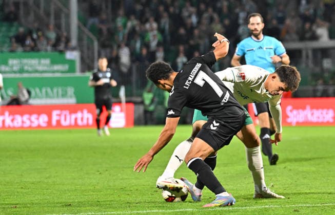 September 18, 2026 Soccer Season 2026–2027, Bundesliga 2, Matchday 6: SpVgg Greuther Fürth vs. Kleeblatt FC Magdeburg, FCM Sports Photo by Zink MeZi xmexzix. DFL regulations prohibit any use of photographs as image sequences and or quasi-video; for editorial use only. Herbert Bockhorn 7, FC Magdeburg; Aaron Keller 11, SpVgg Greuther Fürth, right