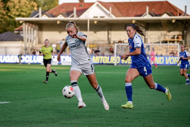 Germany Soccer Season 2026–2027, Google Pixel Women s Bundesliga, Matchday 5, TSG 1899 Hoffenheim vs. VfL Wolfsburg, Dietmar Hopp Stadium, Hoffenheim; Ella Peddemors (VfL Wolfsburg) has the ball, in possession, in a tackle with Lisann Kaut (TSG Hoffenheim); 4 players from Hoffenheim at the Dietmar Hopp Stadium, Germany Copyright: xBennetxLongx