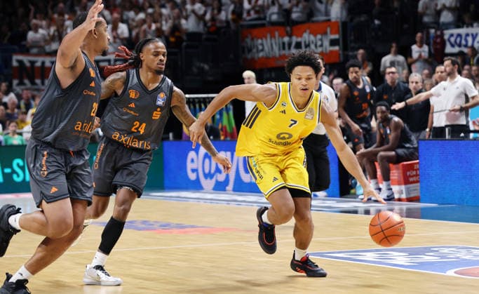 Cobe Williams, Jack Kayil with the ball; one-on-one; game action; sports; basketball; BBL; Bundesliga; Men s 1; Matchday; 2026–2027 season; September 18, 2026; ALBA Berlin vs. Niners Chemnitz 99ers