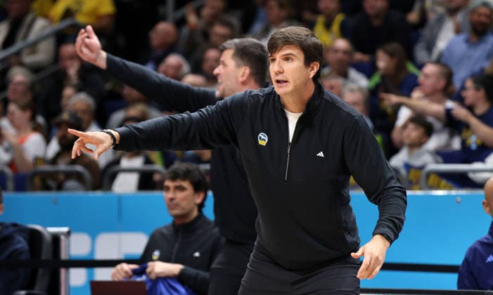 Coach Pedro Calles gives instructions. Upper-body drill. Basketball. BBL. Bundesliga. Men s 1. Matchday. 2026–2027 season. September 18, 2026. ALBA Berlin vs. Niners Chemnitz 99ers