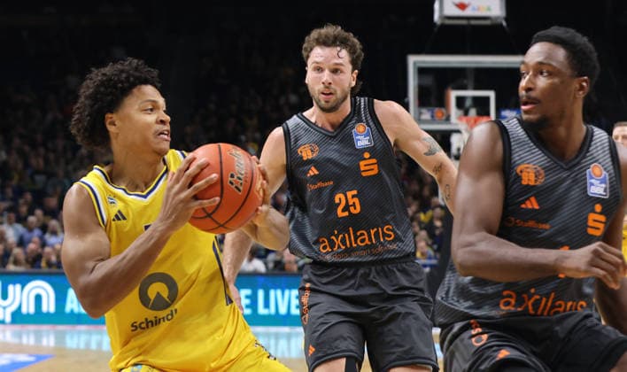 Jack Kayil with the ball, Ben Burnham, Phlandrous Fleming Jr. — a duel, game action, sports, basketball, BBL, Bundesliga, Men s Division 1, Matchday, 2026–2027 season, September 18, 2026, ALBA Berlin vs. Niners Chemnitz 99ers