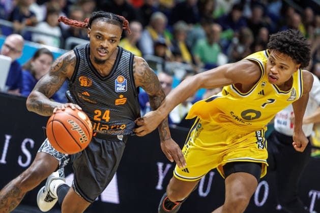 Basketball, Men s Bundesliga, Alba Berlin vs. Niners Chemnitz, Uber Arena on September 18, 2026, in Berlin. Jack Kayil of ALBA Berlin battles Cobe Williams of the Niners Chemnitz for the ball. Alba Berlin vs. Niners Chemnitz