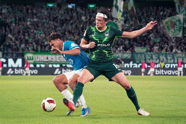 German Soccer 2. Bundesliga 2026–2027, Matchday 6: VfL Wolfsburg vs. SV Darmstadt 98 at Volkswagen Arena in Wolfsburg—Fabian Reese (VfL Wolfsburg, No. 11) and William Mikelbrencis (SV Darmstadt 98, No. 25) in a tackle Copyright: xAymanxAlahmedx