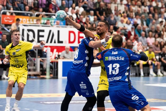Philipp Ahouansou, TVB Stuttgart, No. 5, scores against Merlin Fuss of HBW Balingen Weilstetten, No. 13, HBW Balingen Weilstetten vs. TVB Stuttgart, GER, Opel 1 Handball Bundesliga, Championship, Matchday 5, 2026–2027 Season, September 18, 2026, Eibner Press Photo: Andreas Ulmer, HBW Balingen Weilstetten vs. TVB Stuttgart, GER, Opel 1 Handball Bundesliga, Championship, Matchday 5, 2026–2027 Season, September 18, 2026, Balingen Copyright: xEibner-Pressefoto AndreasxUlmerx EP_AUR