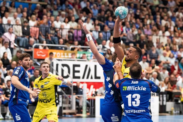 Philipp Ahouansou, TVB Stuttgart, No. 5, scores against Merlin Fuss of HBW Balingen Weilstetten, No. 13, HBW Balingen Weilstetten vs. TVB Stuttgart, GER, Opel 1 Handball Bundesliga, Championship, Matchday 5, 2026–2027 Season, September 18, 2026, Eibner Press Photo: Andreas Ulmer, HBW Balingen Weilstetten vs. TVB Stuttgart, GER, Opel 1 Handball Bundesliga, Championship, Matchday 5, 2026–2027 Season, September 18, 2026, Balingen Copyright: xEibner-Pressefoto AndreasxUlmerx EP_AUR