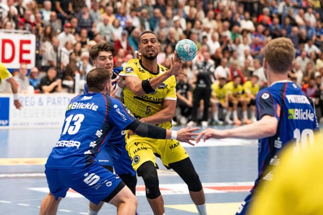 Philipp Ahouansou, TVB Stuttgart, No. 05, prevails against Merlin Fuss of HBW Balingen Weilstetten, No. 13, also as playmaker, HBW Balingen Weilstetten vs. TVB Stuttgart, GER, Opel 1 Handball Bundesliga, Championship, Matchday 5, 2026–2027 Season, September 18, 2026, Eibner Press Photo: Andreas Ulmer, HBW Balingen Weilstetten vs. TVB Stuttgart, GER, Opel 1 Handball Bundesliga, Championship, Matchday 5, 2026–2027 Season, September 18, 2026, Balingen Copyright: xEibner-Pressefoto AndreasxUlmerx EP_AUR