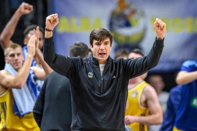 Pictured from left: Pedro Calles (ALBA), coach; celebration; joy; GER; Berlin; basketball; Alba Berlin and the Niners Chemnitz; BBL season opener; opening game; at the UBER Arena; September 18, 2026; Copyright: HMBxMedia UwexKoch