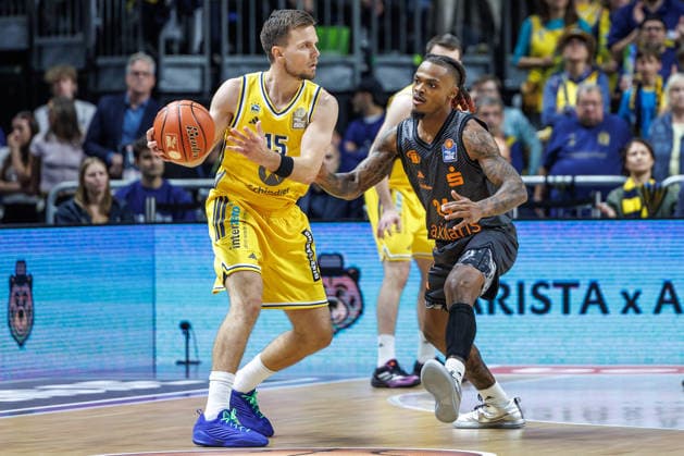 Basketball, Men s Bundesliga, Alba Berlin vs. Niners Chemnitz, Uber Arena on September 18, 2026, in Berlin. Cobe Williams of the Niners Chemnitz battles Martin Hermannsson of Alba Berlin for the ball. Alba Berlin vs. Niners Chemnitz