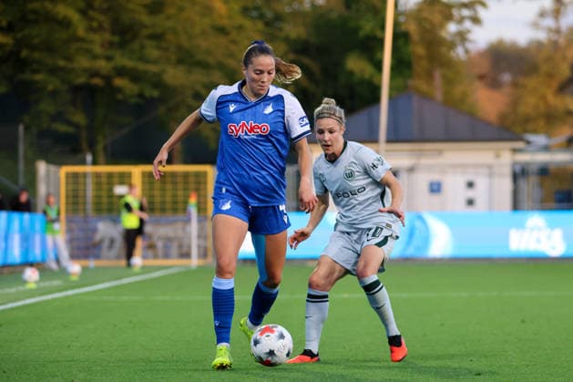 Sinsheim, Germany, September 18, 2026, Women s Bundesliga, Matchday 7: VfL Wolfsburg Women vs. TSG Hoffenheim. Pictured, from left, in a tackle: Lisann Kaut (Hoffenheim) and Lisann Kaut (TSG). Copyright: HMBxMedia MadeleinexFantini