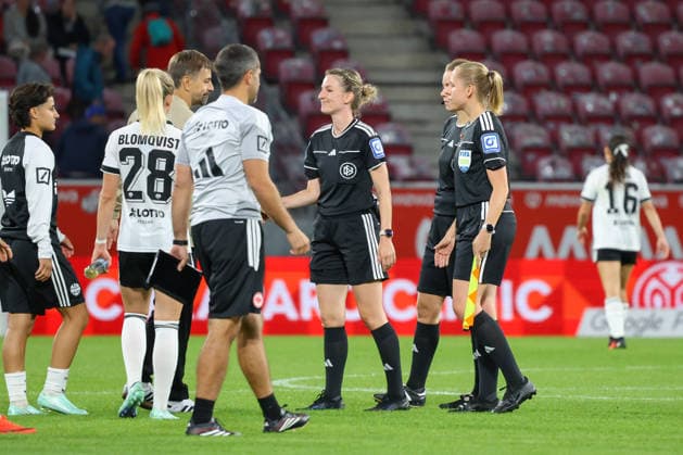 September 18, 2026, xusrbx, Soccer, Google Pixel, Women s Bundesliga, FSV Mainz 05 vs. Eintracht Frankfurt; Niko Arnautis, coach of Eintracht Frankfurt; Miriam Schwermer, referee, in Mainz
