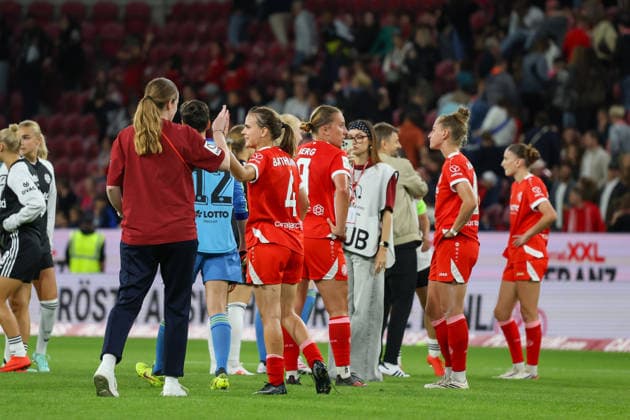 September 18, 2026, xusrbx, Soccer, Google Pixel, Women s Bundesliga, FSV Mainz 05 vs. Eintracht Frankfurt; from left: the Mainz 05 players, after the game, Mainz