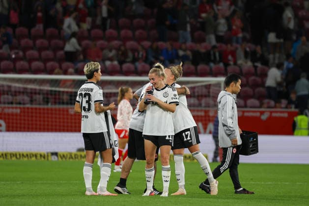September 18, 2026, xusrbx, Soccer, Google Pixel, Women s Bundesliga, FSV Mainz 05 vs. Eintracht Frankfurt; from left: the Eintracht Frankfurt players, after the game, Mainz