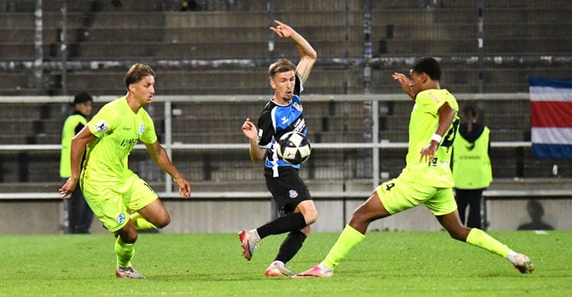September 18, 2026, xokbx, Regional League Southwest Soccer, FSV Frankfurt vs. Stuttgarter Kickers – Corvin Bock (FSV Frankfurt), Nico Fundel (Stuttgarter Kickers), Melkamu Benjamin Frauendorf (Stuttgarter Kickers), tackle, duel, Frankfurt am Main
