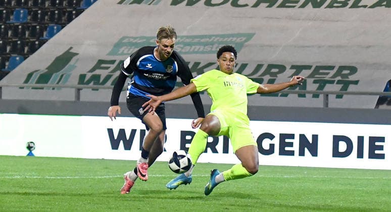 September 18, 2026, xokbx, Regional League Southwest Soccer, FSV Frankfurt vs. Stuttgarter Kickers – Phil Kemper (FSV Frankfurt), David Udogu (Stuttgarter Kickers), tackle, matchup, Frankfurt am Main