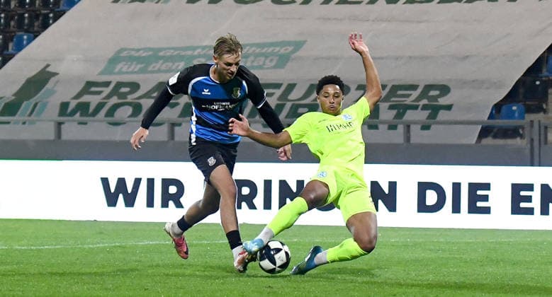 September 18, 2026, xokbx, Regional League Southwest Soccer, FSV Frankfurt vs. Stuttgarter Kickers – Phil Kemper (FSV Frankfurt), David Udogu (Stuttgarter Kickers), tackle, matchup, Frankfurt am Main