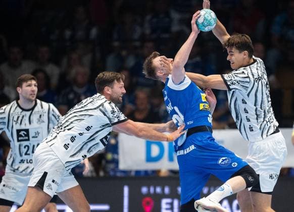 HANDBALL OPEL HBL MATCHDAY 5 THSV EISENACH VS. THW KIEL ** FOR EDITORIAL PURPOSES ONLY ** EDITORIAL USE ONLY ** p September 18, 2026 Eisenach Handball Opel Handball 1st Bundesliga Season 2026–2027 Werner Assmann Arena Matchday 5 ThSV Eisenach vs. THW Kiel in the photo by Julian Köster 7 THW Kiel fouls Dominik Solak 30 ThSV Eisenach Germany Thuringia Eisenach Copyright SaschaxFromm Copyright: SaschaxFromm doc87nqac6e1x4j20nceib ,EDITORIAL USE ONLY Copyright: SaschaxFromm