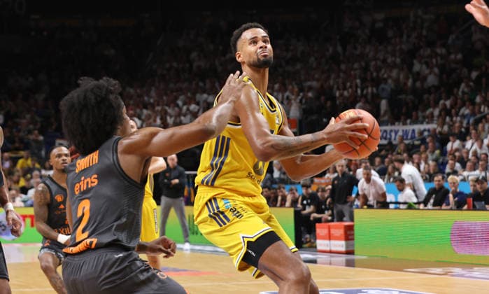 Stefan Smith, Norris Agbakoko with the ball, one-on-one, game scene, action, sports, basketball, BBL, Bundesliga, Men s Division 1, Matchday, 2026–2027 season, September 18, 2026, ALBA Berlin vs. Niners Chemnitz 99ers