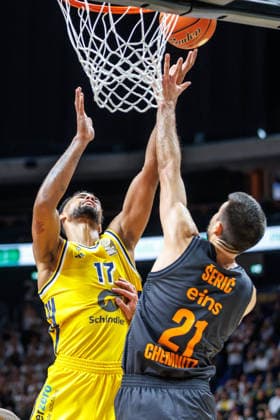Basketball, Men s Bundesliga, Alba Berlin vs. Niners Chemnitz, Uber Arena on September 18, 2026, in Berlin. Mateo Seric of the Niners Chemnitz battles Norris Agbakoko of Alba Berlin for the ball. Alba Berlin vs. Niners Chemnitz